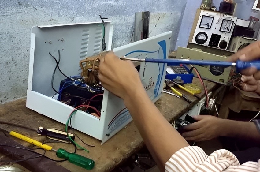 servo stabilizer repairing service 500x500 (1)